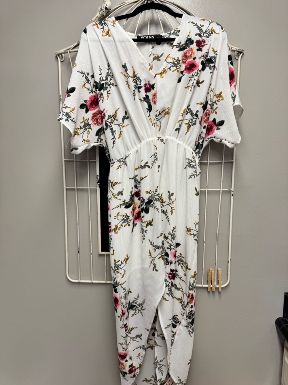 YOINS White Floral V-Neck Dress with Pink Roses and Gold Leaves